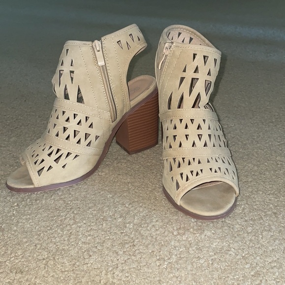 Heels - Picture 2 of 3